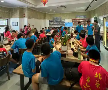 School kids enjoying a jamming day during an art field trip