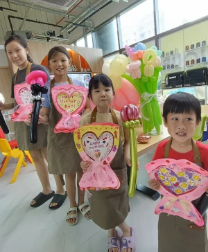 Making Art for Mom – Kids Art activity Singapore