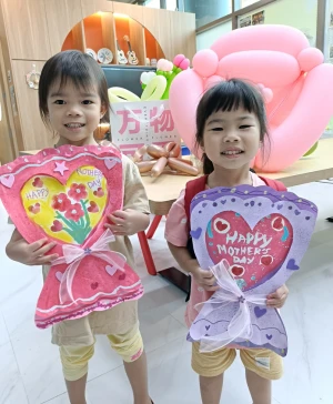 Singapore Art Studio – Kids Making Mother’s Day Masterpieces