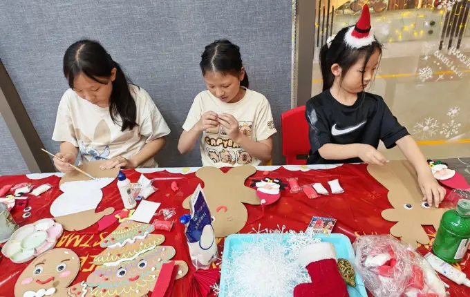 Christmas art jamming session at Art Journey Singapore — festive themed canvases and ornament painting