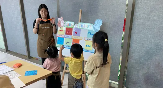 Facilitator telling a short story to preschoolers at Art Journey Singapore