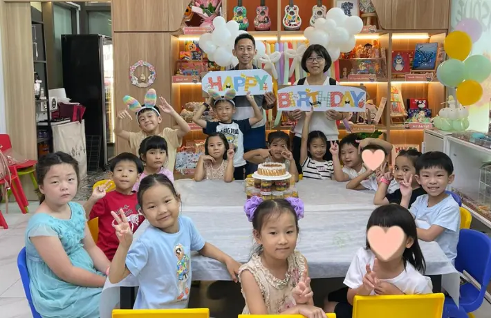 Kids birthday party art jamming session at Art Journey Singapore with themed decorations and photo backdrop