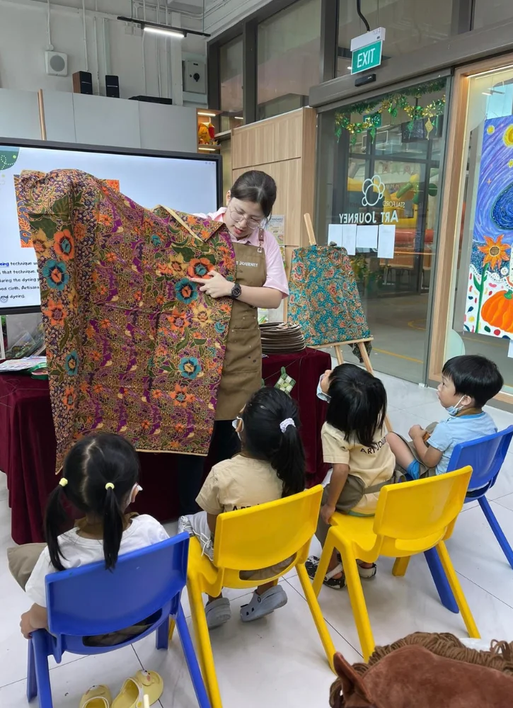 hari-raya-batik-workshop-singapore-teacher-demonstration