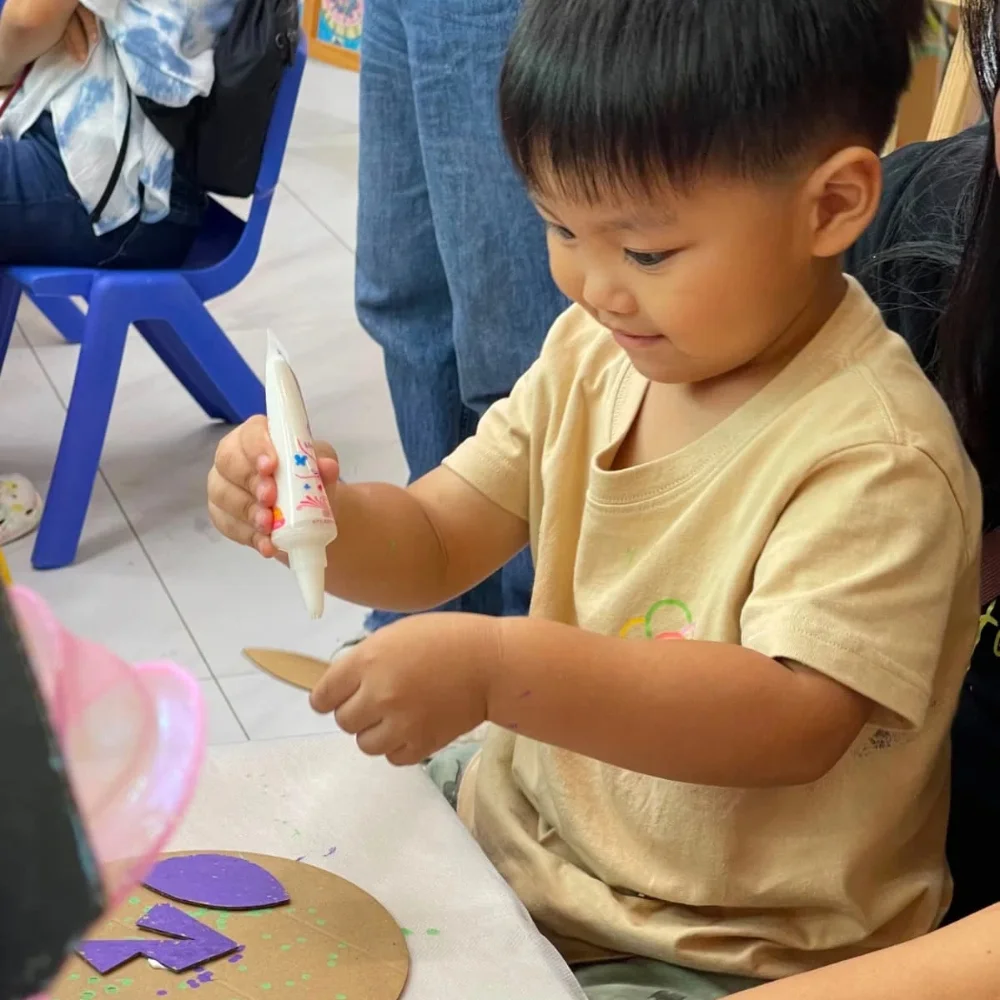 toddler-art-class-singapore-glue-craft-activity