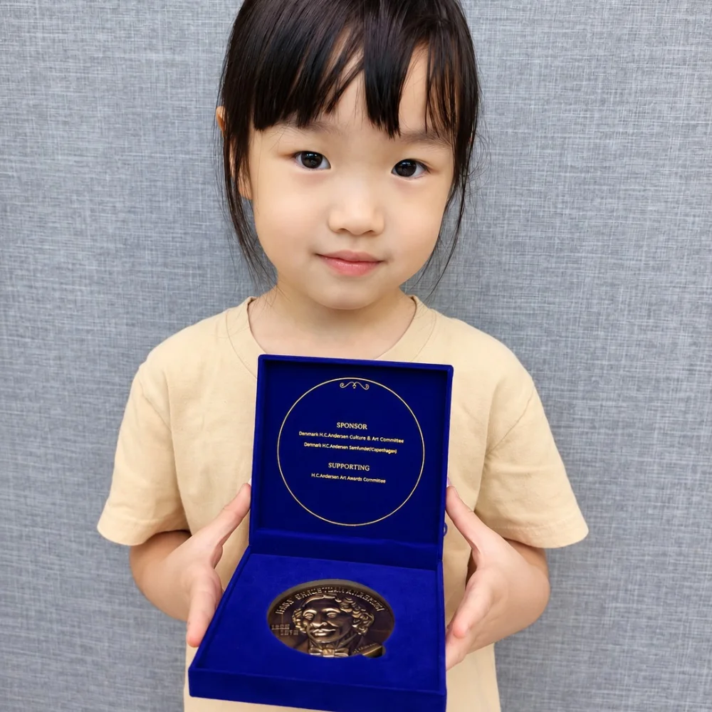 hc-andersen-art-awards-medal-box-young-artist