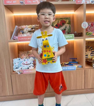 kids-art-workshop-cardboard-giraffe