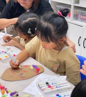 kids-cardboard-art-workshop-markers